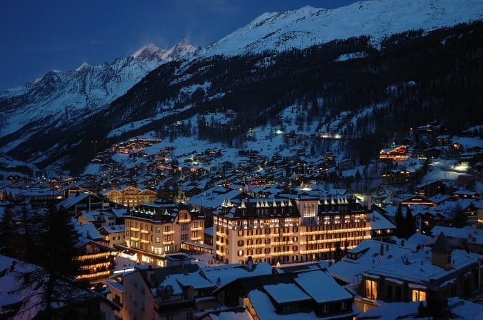 Mont_Cervin_Palace_at_night_in_Zermatt